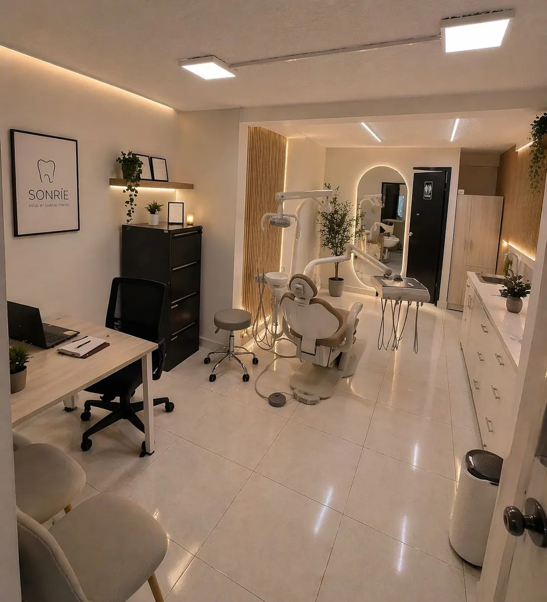 Consultorio de Dental Black en Quito con escritorio de atención, sillón dental e iluminación cálida